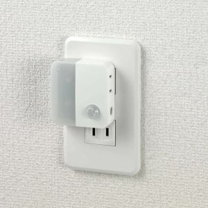 朝日電器 エルパ ELPA エルパ PM-LC301 W LEDセンサー付ライト コンセント差込タイプ サービスコンセント付 人感センサー ELPA 朝日電器